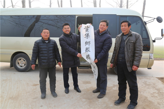 王力克,兰绍彤,马麟春代表学校向黄集乡捐赠了我校师生精心创作的22幅